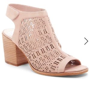VINCE CAMUTO KEANNIE SANDAL